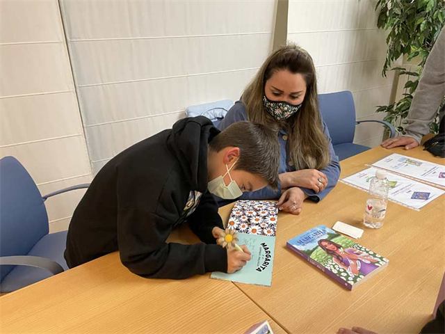 Benjamín Rolan firmando